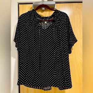 Spotted short sleeve blouse. Semi-sheer.